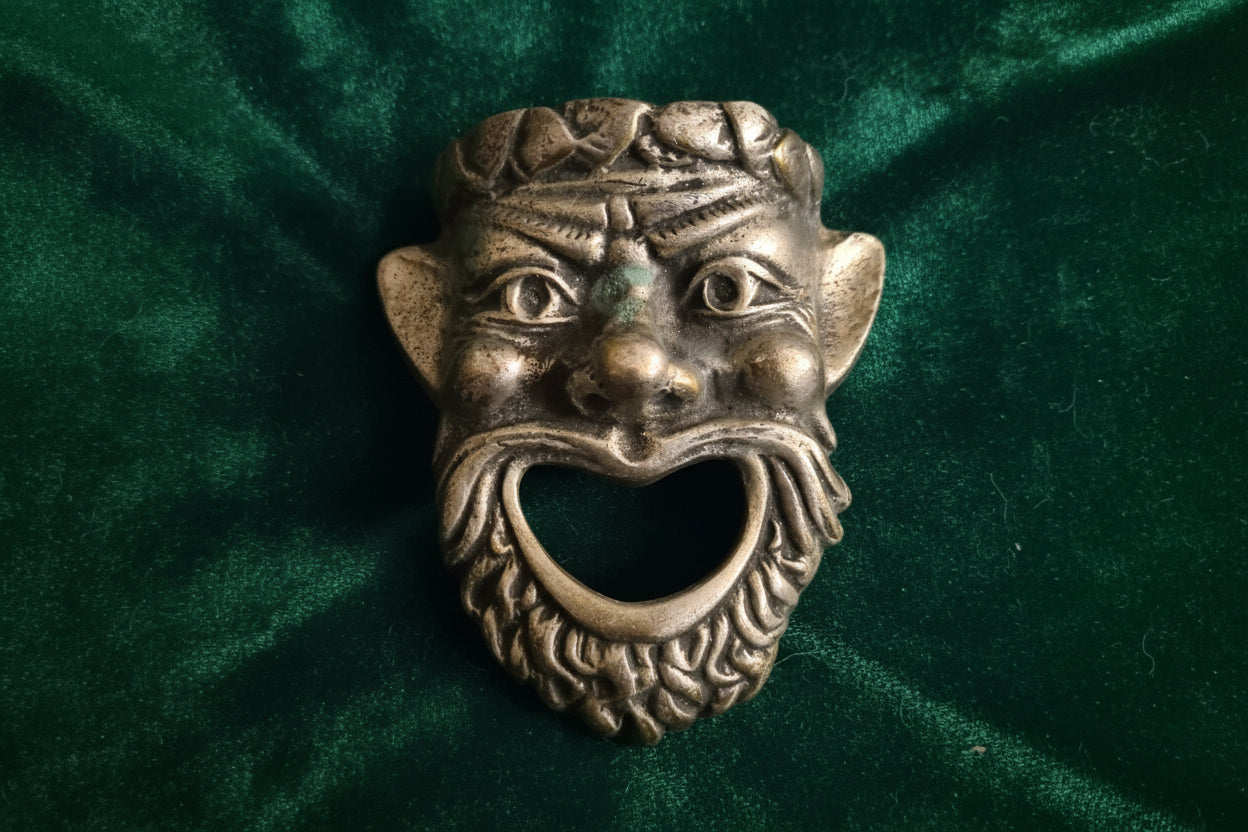 Masque en bronze décoratif