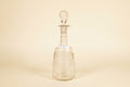 Carafe ancienne en verre gravée