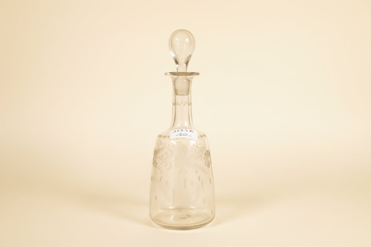 Carafe ancienne en verre gravée