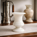 Vase forme Médicis en albâtre