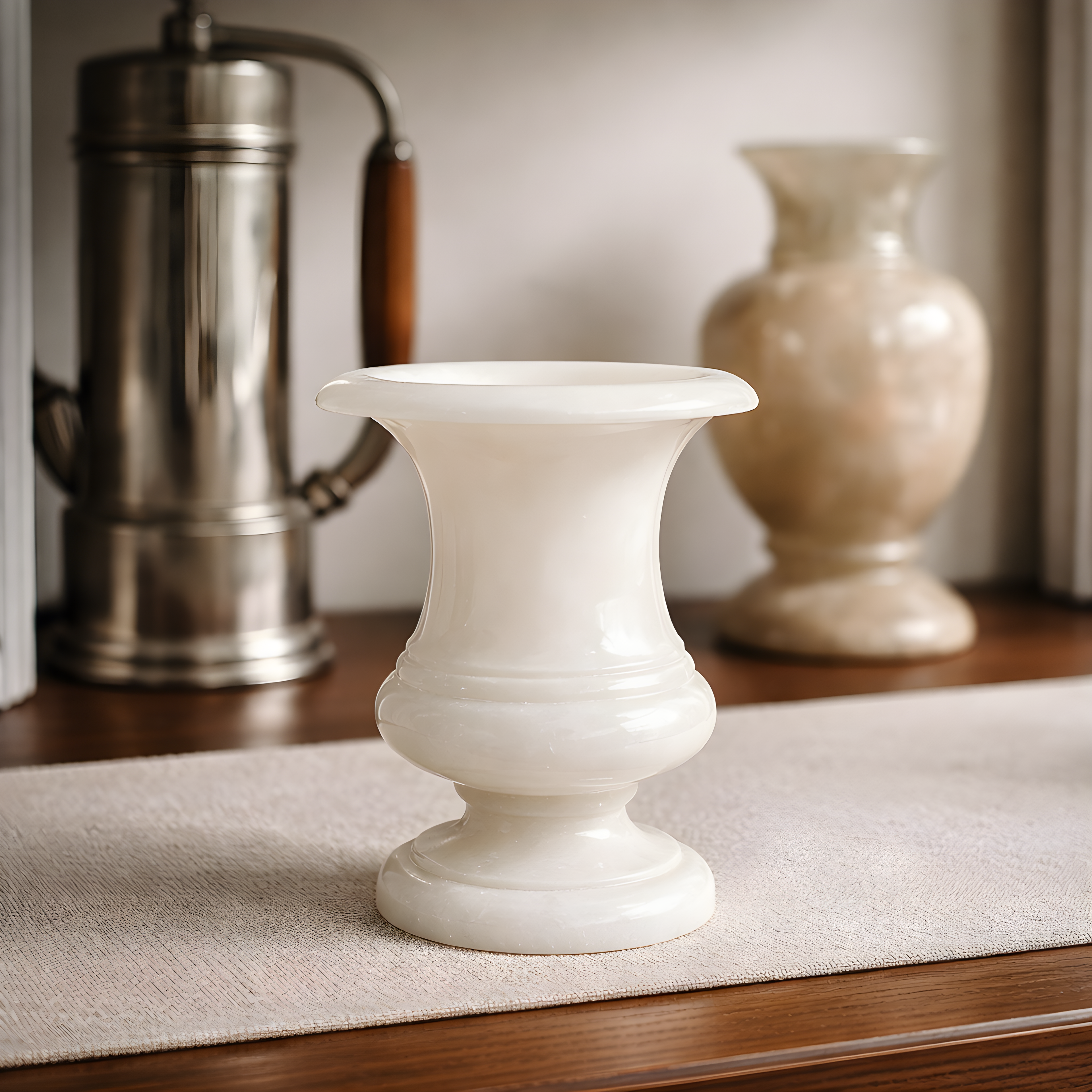 Vase forme Médicis en albâtre